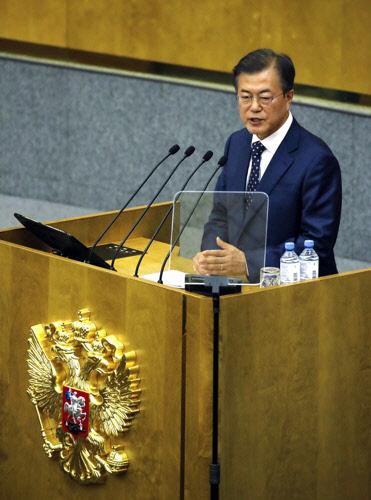 러시아를 국빈방문 중인 문재인 대통령이 21일(현지시간) 러시아 모스크바 하원을 방문해 연설하고 있다. /연합뉴스